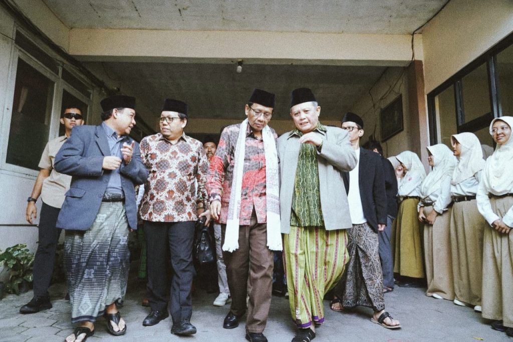 Di Ponpes Sirnamiskin, Mahfud MD Baca Amalan Doa Yang Diajarkan Gus Dur