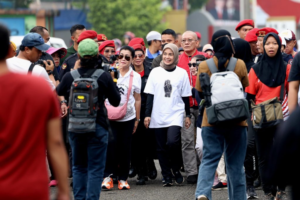 Ibu-ibu Antusias Menyambut Atikoh Ganjar, Kegiatan Senam Berubah Jadi Foto Bersama