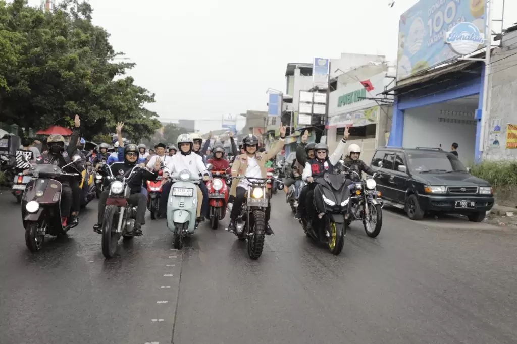Ganjar menyapa warga Kota Bandung
