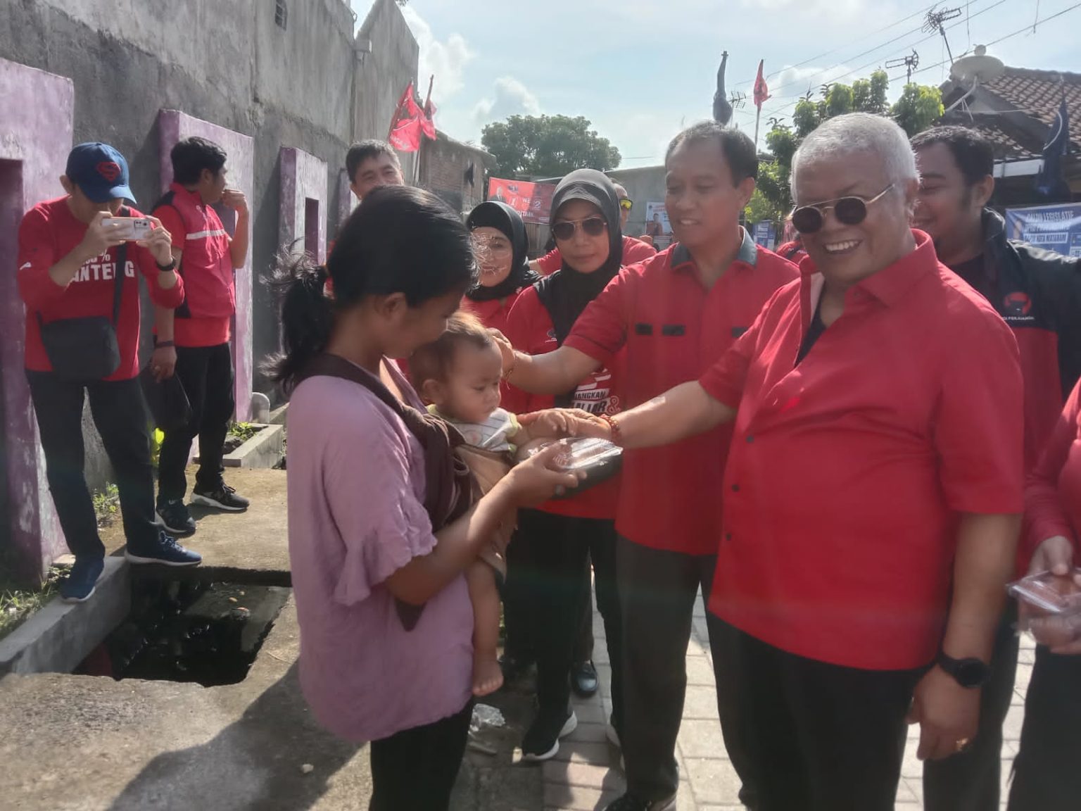 Ketua DPD PDI Perjuangan NTB Kenalkan KTP Sakti ke Warga Mataram