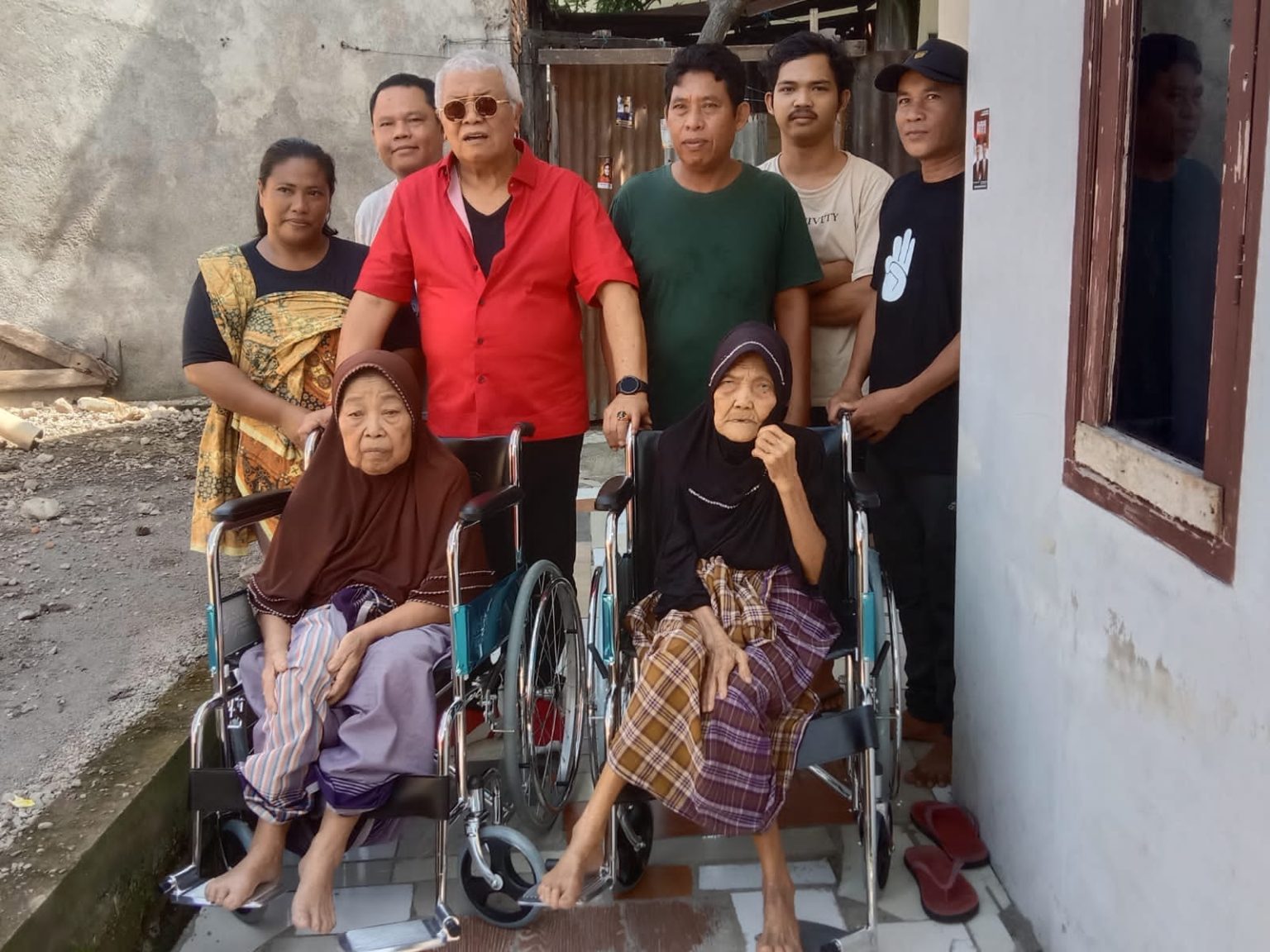 HUT ke-51 PDI Perjuangan, Ketua DPD NTB Rachmat Hidayat Sumbang Kursi Roda untuk Lansia