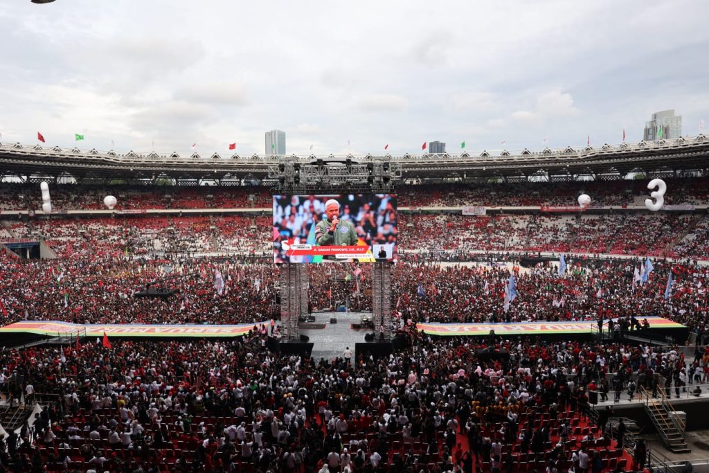 Moment Ganjar Menyamar dan Memberi Kejutan Ratusan Ribu Pendukungnya di GBK