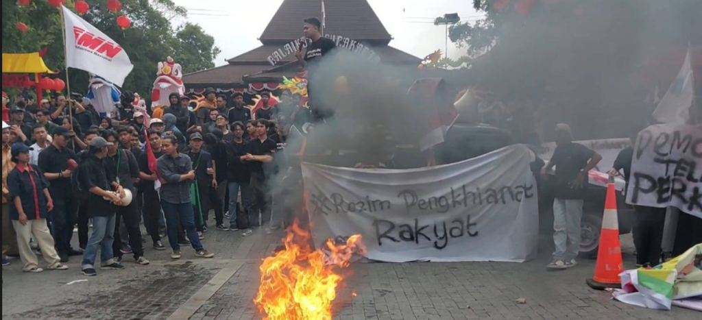 Tuntut Joko Widodo Mundur, Mahasiswa Bakar Ban Depan Kantor Gibran