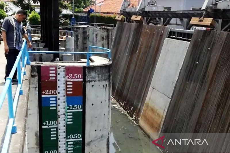 Hujan Deras Jakarta: Tinggi Muka Air di Pos Pantau Pintu Air Pasar Ikan Siaga II