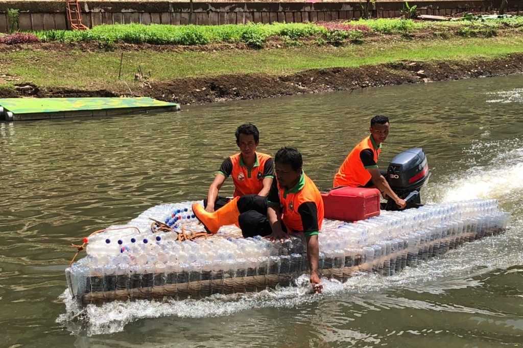 Unik, Sampah Botol Plastik Minuman Jadi Perahu Operasional