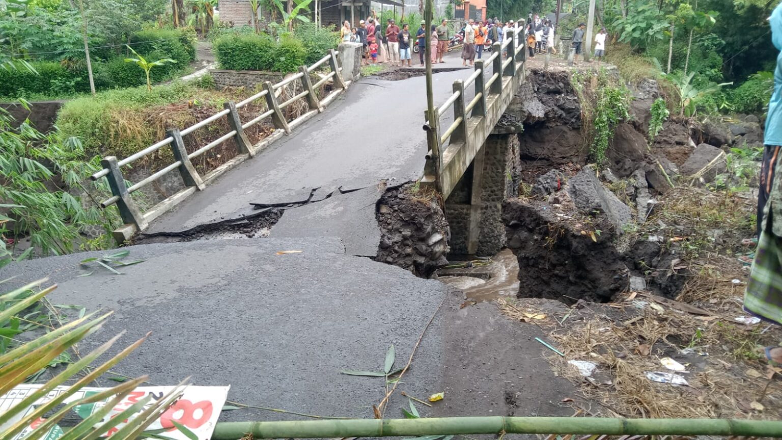 Banjir di Lumajang Tewaskan Tiga Warga dan Rusak Belasan Jembatan