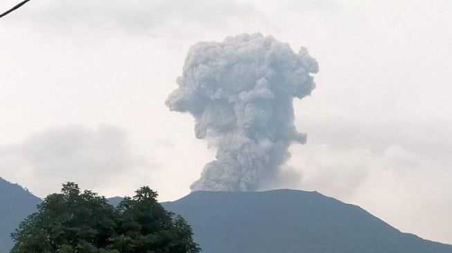 Gunung Marapi Tiga kali Erupsi, PVMBG Larang Aktivitas 4,5 Km dari Puncak