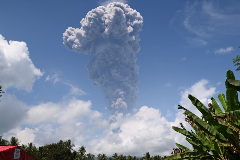 Gunung Ibu Erupsi, Muntahkan Abu Vulkanik 2,5 Km