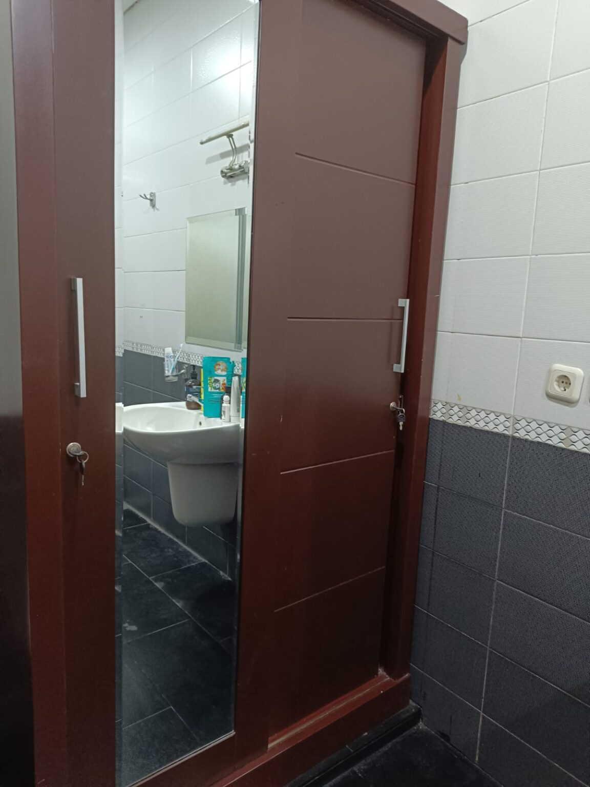 Cara Menyimpan Kain Sutra di Lemari